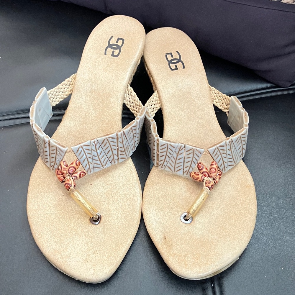 Skechers Tan and Gold Leaf Sandals